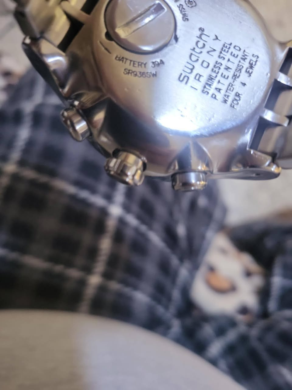 The Chrono "Sandy Streets" وتحمل الرقم المرجعي YOS420G. [1, 2]
وهي ساعة كرونوغراف سويسرية الصنع، وتتميز بالمواصفات الرئيسية التالية:

الهيكل والسوار: مصنوعان من الفولاذ المقاوم للصدأ (Stainless Steel) المتين.

المقاس: تأتي بحجم هيكل كبير يبلغ 47 ملم.

الحركة: تعمل بحركة الكوارتز (بطارية) من نوع ETA الدقيق.

الميزات: تحتوي على وظيفة ساعة إيقاف (كرونوغراف) ونافذة لعرض التاريخ عند مؤشر الساعة


**إذا كنت صاحب هذا الإعلان وتريد حذفه لأي سبب، رجاءا أرسل رسالة إلى الدعم الفني**