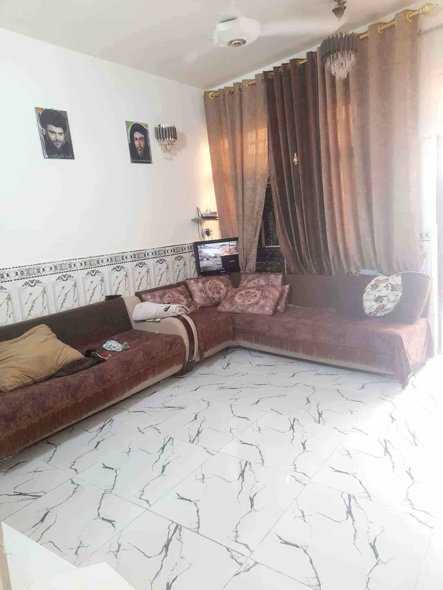 دار للبيع ٥٥ م سند 25 كاع منصور الركابي اكاتبك مع منصور ابو الأرض العنوان بغداد سريدات جديدة أمام البيت تشجير ٢٠ م البيت يتكون من غرفتين وحده فوق وبيتونه وسطح وجوة غرفة وصحيات ومطبخ واستقبال وطرمة ٥ م السعر ٦٨ لااستفسار يرجى مراسلة وتساب ***********
