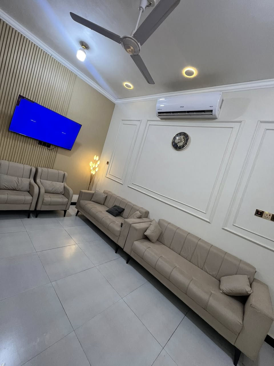 السلام عليكم دار للبيع مساحة 100 م منطقه حجي حسن الاولى دكتور حميد اول فرع منطقه حلوه هادئه   البيت معروض مع الاثاث السعر 85 وبي مجال بناء 2025  شرط كله درجه اولى  اي استفسار اتصال ع الرقم ***********
