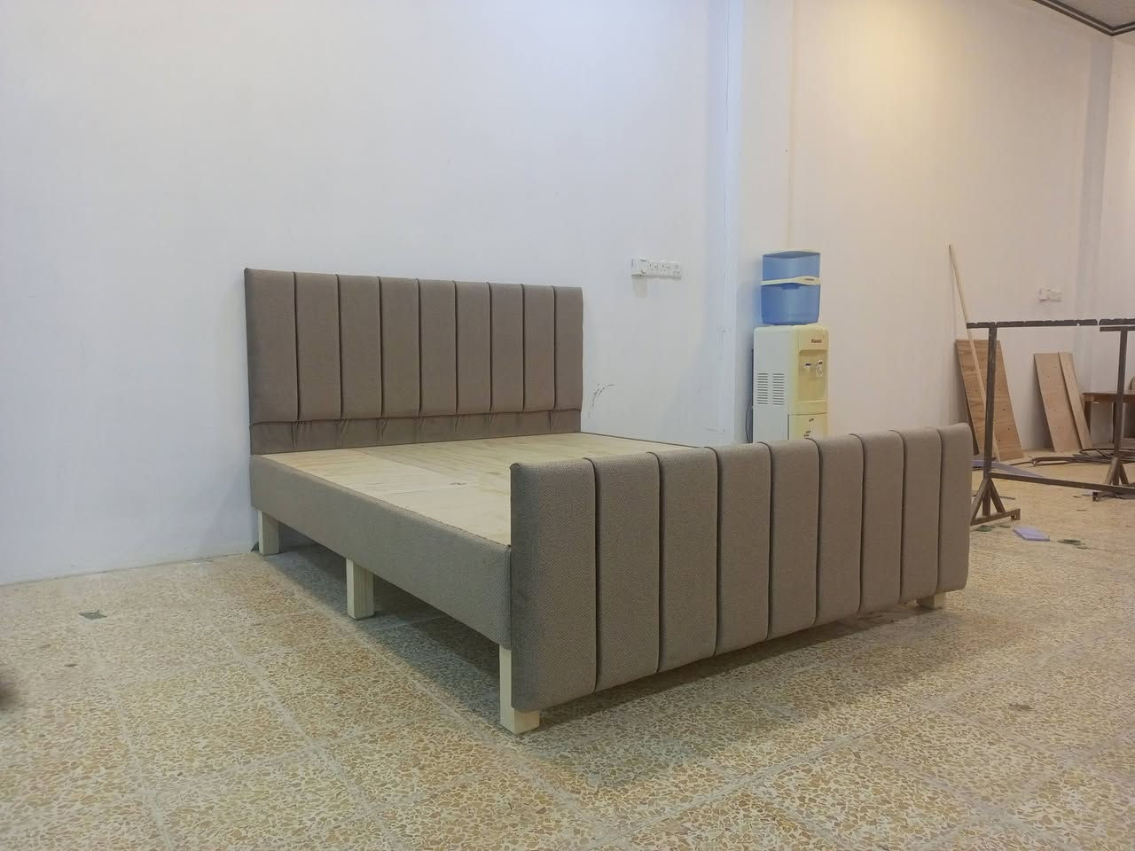 معمل ومعرض نجارة الفاضليه 
سرير نفرين فصال تركي 
قماش مبطن 
عدد الارجل 7
عدد الجسور 7
بلوك 15 ملم 
السعر 215 
للاستفسار الاتصال 
***********
