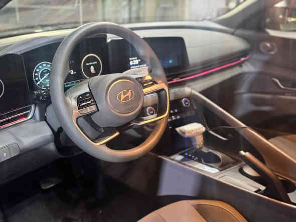 سلام عليكم 
انترا موديل 2024 
فول موصفات من عده الفتحه 
حادث السياره 
موضح بل منشور بدون ايرباك 
سياره جديده داخل رصاصي 
ماشيه 8 لاف ميل 
رقم مميز ! 
سعر  162 
***********
