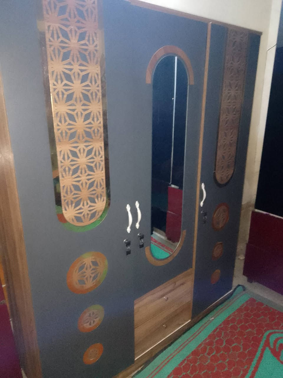 سلام عليكم كنتور 3 ابواب واثنين مجر بي سبع مربعات واثنين تعلاك عنوان الحمزة الغربي حي الحسين رقم ***********
