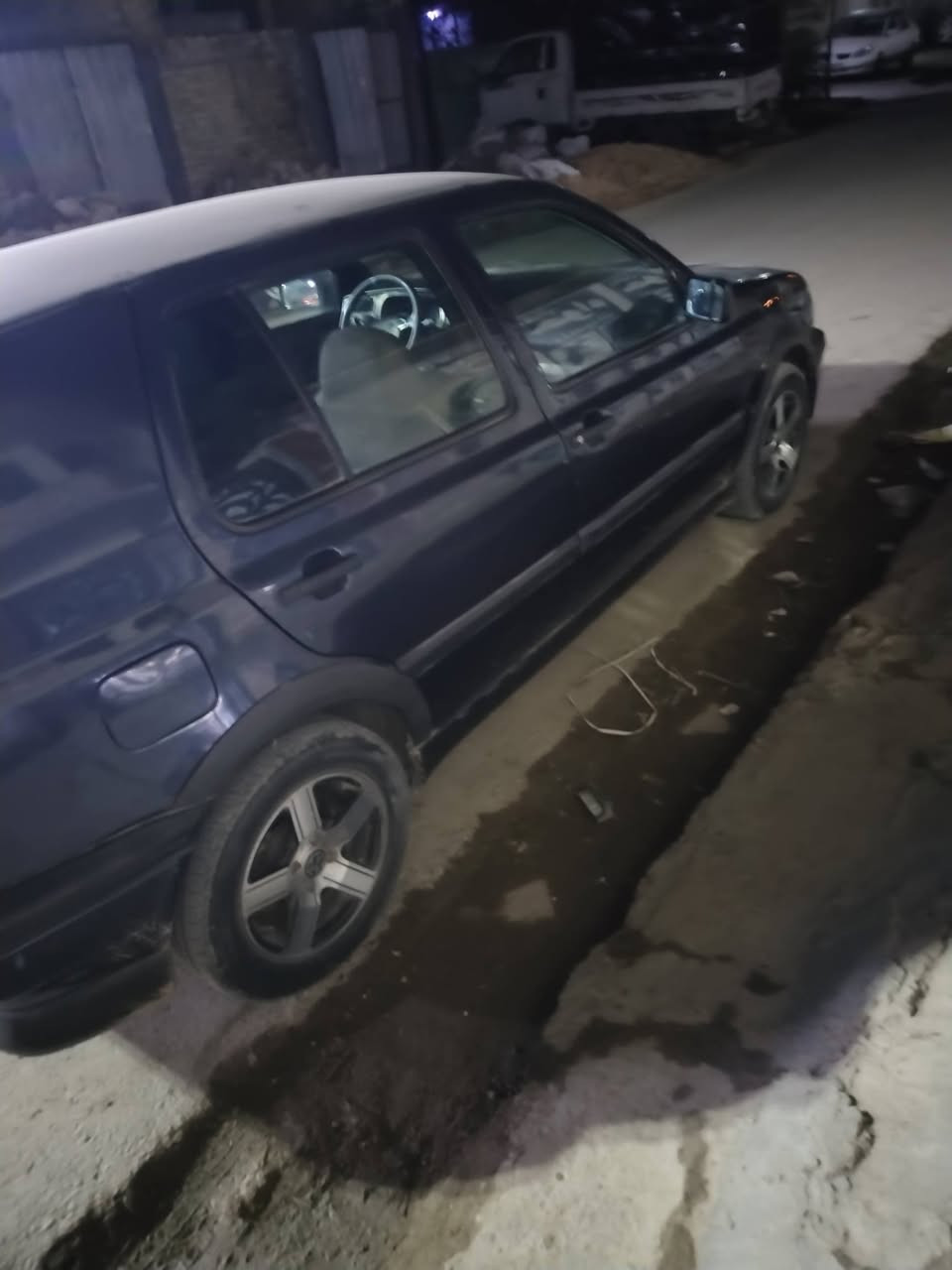 كولف موديل 1993 
كير ومحرك خيرمن الله 
تبريد شغال 
رقم انكليزي 
سياره بسمي 
سياره حلوه وناعمه 
(ملاحظه)  بيه طخه بجاملغ نفس موجود بصوره 
. مراوس سياره اتوماتيك للبيع  35 بيها مجال بسيط 
مكان بغداد  ***********
