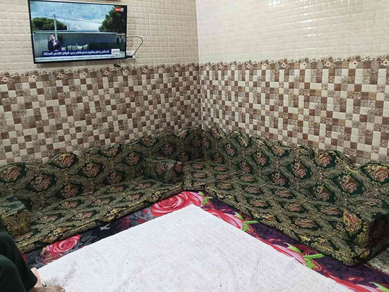 ديوان مستعمل ونص تخم مستعمل بس جديد البيع  ثنينهن ٢٥٠ وبي مجال ***********
