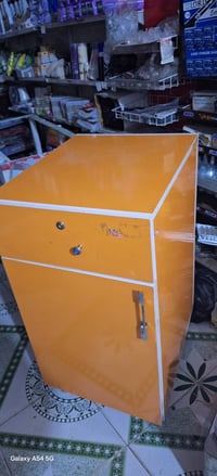 ميز حديد • مع طاولة • ارتفاع ١م