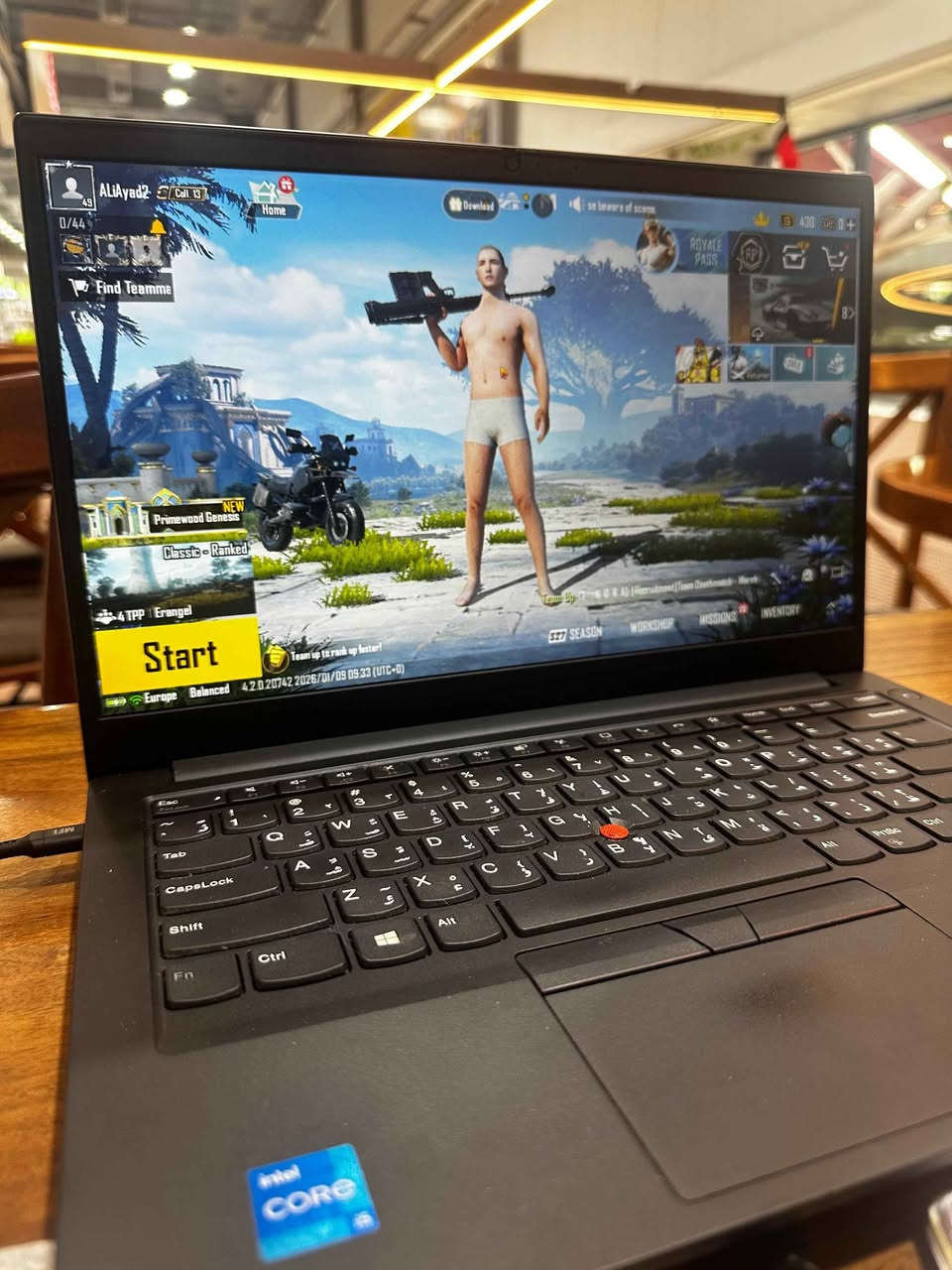 لابتوب Lenovo ThinkPad (جيل 11) - نظافة حاله حال الجديد  
للبيع: جهاز بحالة الوكالة (استخدام شخصي جداً بسيط) - الجهاز معروف بمتانته وقوته، من أرقى فئات اللينوفو.
المواصفات الفنية (الحديثة):
• الموديل: Lenovo ThinkPad (تصميم عملي وأنيق سوبر سلم وزن خفيف ).
• المعالج: Intel Core i5 - جيل 11 (أداء جداً عالي، أحدث وأسرع بهواية من الأجيال القديمة).
• الرام: 8GB DDR4  قابل للتطوير إلى 32 GB ).
• كرت الشاشة: Intel Iris Xe Graphics (هذا الجيل الجديد يفتح برامج وألعاب بسلاسة عالية 4GB ).
• الهارد: 256GB SSD NVMe (أسرع أنواع الهاردات حالياً، الجهاز يشتغل بلمحة بصر هم قابل للتطوير ).
• الشاشة: 14 إنش (وضوح عالي ومريحة للعين).
الأداء الفعلي للجهاز:
1. بالألعاب: بفضل معالج الجيل 11 المتطور، الجهاز يشغل ألعابكم المفضلة بكفاءة:
• ببجي (PUBG).
• GTA V.
• ألعاب كرة القدم (FIFA / PES).
2. للشغل الهندسي والتصميم: المعالج والكرت مصممين حتى يتحملون لود قوي:
• برامج الهندسة (AutoCAD, Revit).
• برامج المونتاج والتصميم (Photoshop, Premiere).
• برامج الدراسة والبحوث والمحاسبة.
3. الحالة والنظافة: الجهاز "أخت الجديد"، نظافة 100%، ما مفتوح ولا مصلح ولا بيه أي شخط، استخدامه جداً قليل.
4.:
• كيبورد عربي/إنجليزي أصلي.
• بطارية 5-6 ساعات حتى 7.
• كاميرا واضحة وميكروفون نقي جداً للدروس والاجتماعات.
• منافذ: USB 3.0 + HDMI + Type-C + LAN.
5. الملحقات: الشاحن الأصلي مالته.
السعر: [395فقط ] ألف دينار 
. بغداد, العراق


**إذا كنت صاحب هذا الإعلان وتريد حذفه لأي سبب، رجاءا أرسل رسالة إلى الدعم الفني**