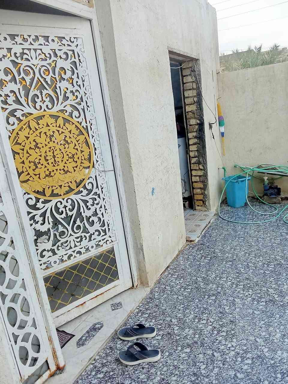 بيت للبيع مساحه 300م ثلاث غرف 6+4//5+4//4+4//هول5+7//ديوانيه 10+4//صحيات داخليه وخارجيه طارمه8+7//عنوان سوق الشيوخ حي العسكري شارع سيد جواد اخرفرع هاتف ***********
