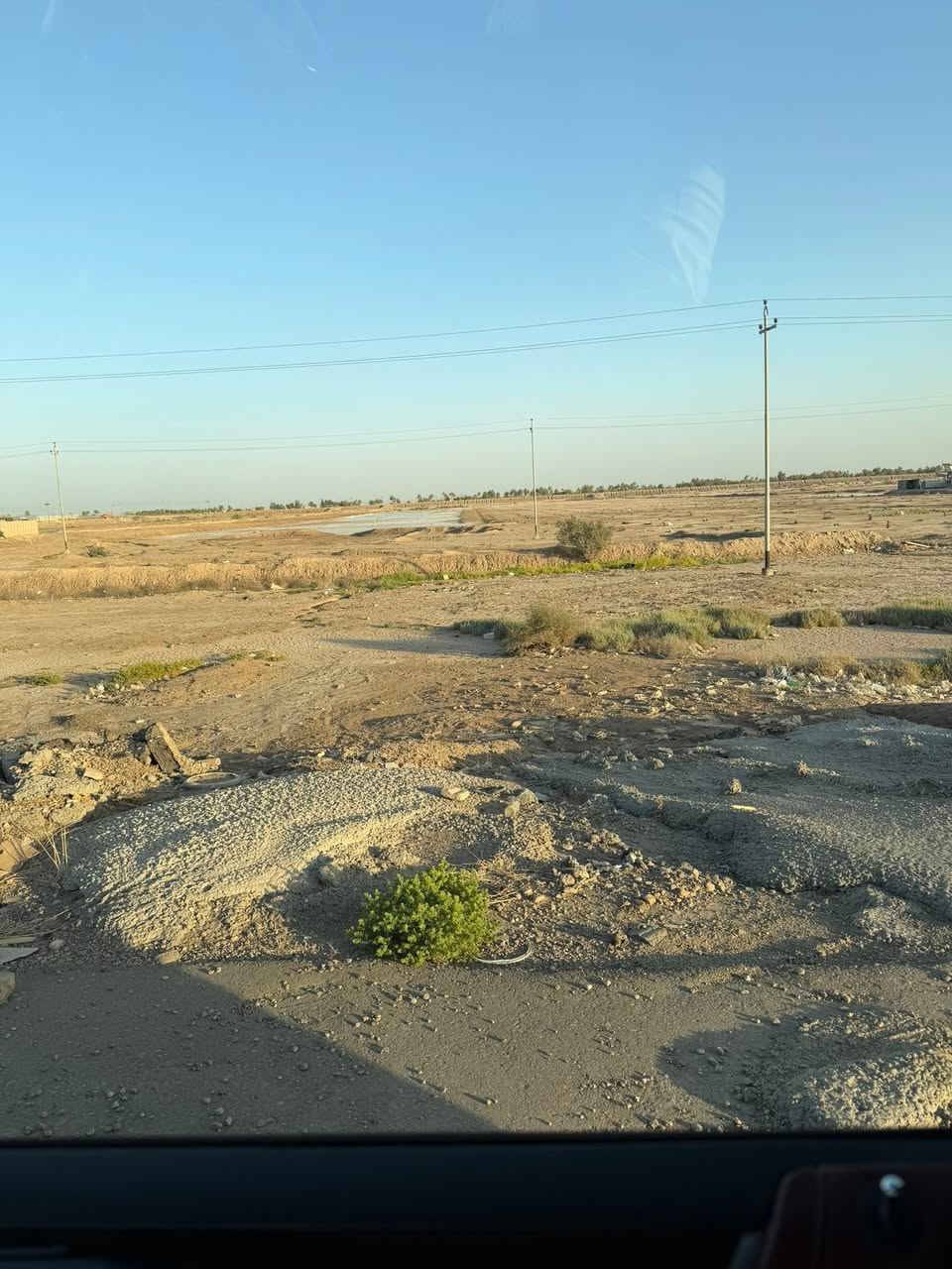 سلام عليكم يوجد دوانم سند 25 حق تصرف ابو شطيب قرب جسر الحولي على طريق بغداد على شارع عام السعر دونم 75 مليون بضهر شارع 40 تصال ***********
