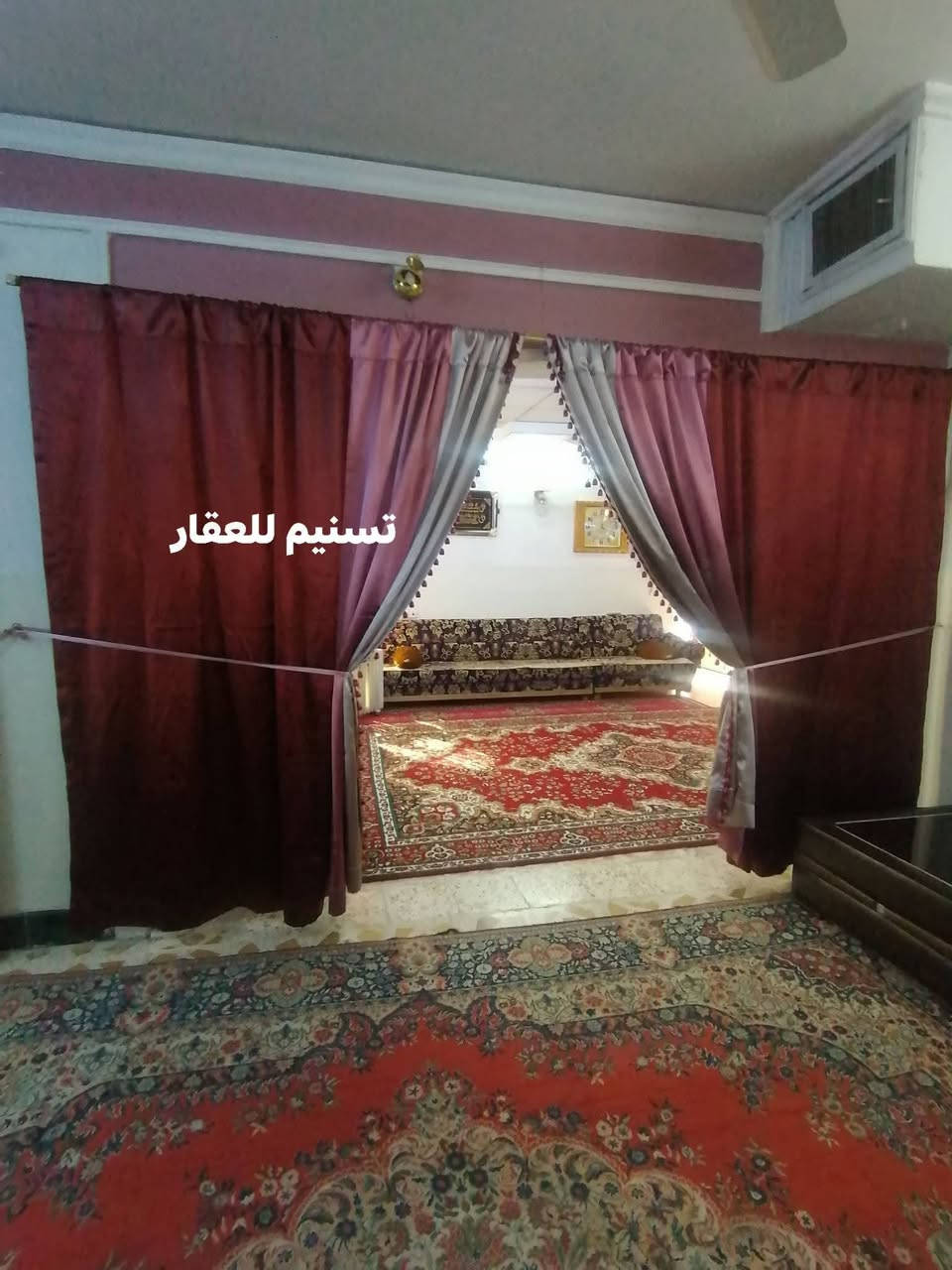 دار للبيع (بيع مستعجل) 
(السعر ٢٤٠) الدار نظيف ينباع بحساب ارض
الموقع : حي الرفاعي (قرب مدرسة خالد بن الوليد)
المساحة :   300 متر ركن
الأبعاد : 15*20
الاتجاه : قبلة وشمال
شارعين بعرض 15 متر
ط1 غرفتين واستقبال وهول ومطبخ وغرفة طعام ومخزن عدد 2 وصحيات داخلية وخارجية وكراج وحديقة
ط2 ثلاث غرف وهول وصحيات ومخزن وسطح ناصي وعالي
(سند حديث المكاتبة مع الشرعي) 
للاستفسار
***********
***********
نستقبل طلباتكم العقارية بيع شراء ايجار
