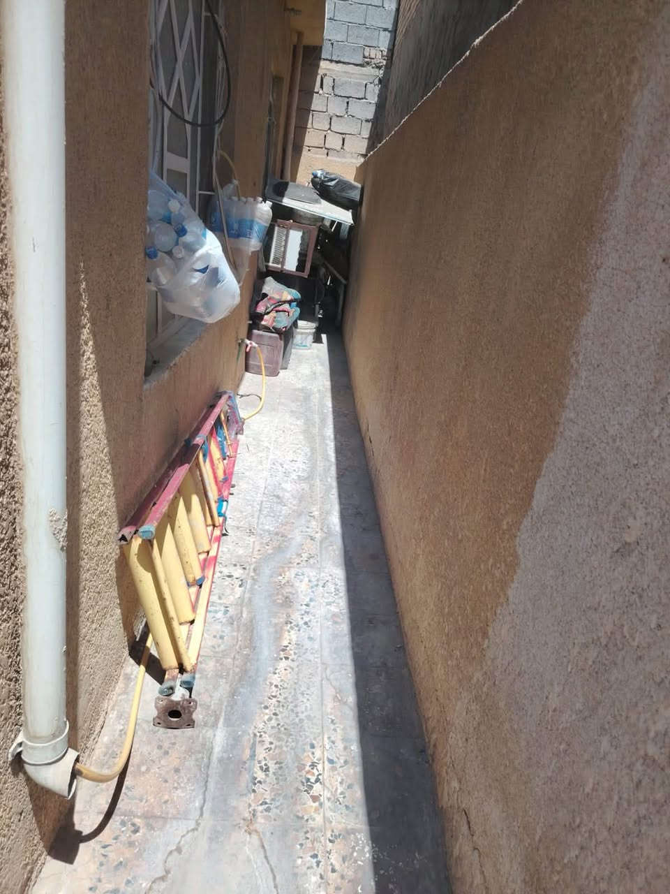 السلام عليكم
📌بيت للبيع بغداد المدائن بستان الجمعية 
خلف المدرسة مباشرةً ركن يبعد عن الشارع الرئيسي ٢٠٠ متر 
مساحة المنزل ٢١٠ متر طابو زراعي سند ٢٥ فتح بيان بأسم المشتري 
يحتوي على ٤ غرف نوم بالمساحة الجيدة 
وصالة كبيرة واستقبال ومطبخ كبير 
صحيات جيدة وانتو بكرامة 🤍
السعر مناسب 

للاستفسار اكثر.  ***********
