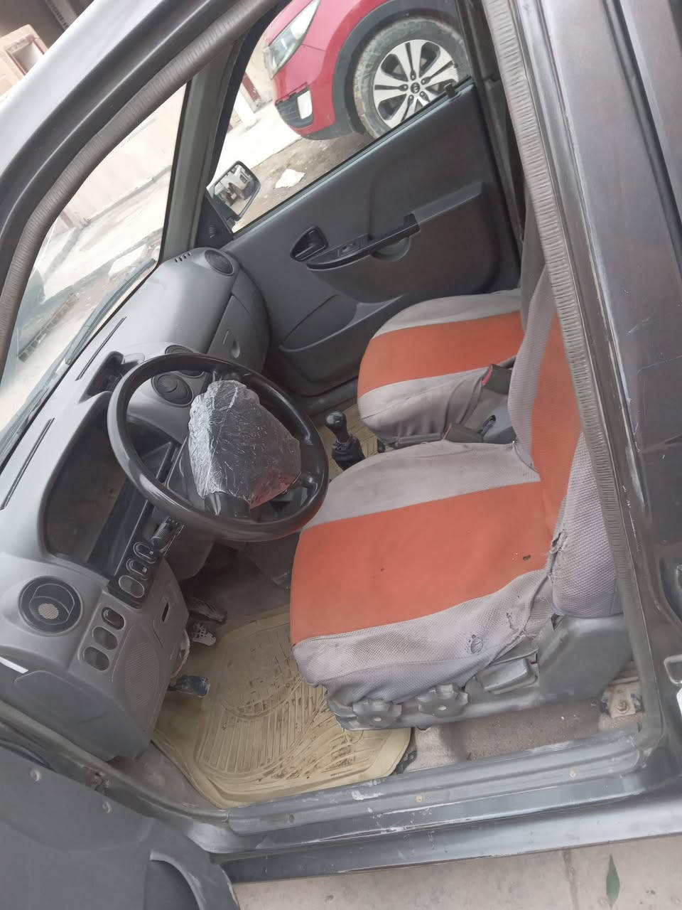 السلام عليكم سايبا ١٢ كير ومكينه جدد صدر جديد تبريد تندفئه شغاله عينه وصينية جدد  السياره مبدل بيه جاملغ الأمامي الأيمن فقط  شواصيه جدد 
رقم بغداد سنويه لحد ٢٧ 
بسم جيرانه تحويل ثاني يوم 
السعر ٢٨ وبيه مجال بسيط
مكاني بغداد الغزاليه 
رقمي***********
