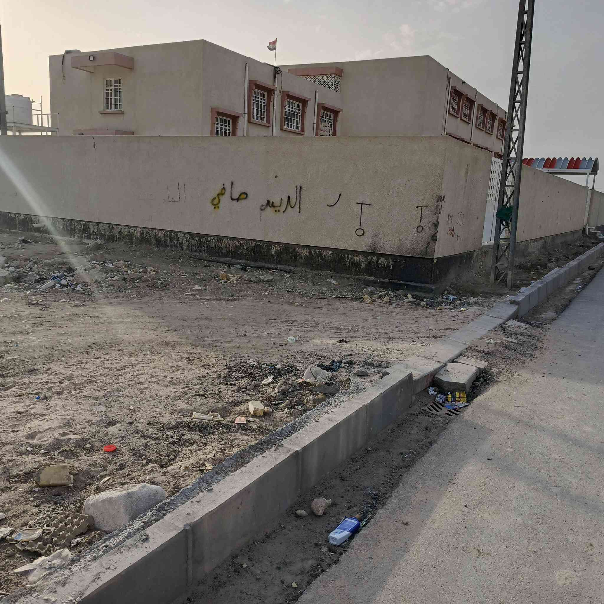 قطعه محدوله وتتوفر بيه كافة الخدمات المساحه 200متر معابل المدرسه بحي العسكري وقريبه عليه مدرسة الصينيه الاتصال على الرقم***********
