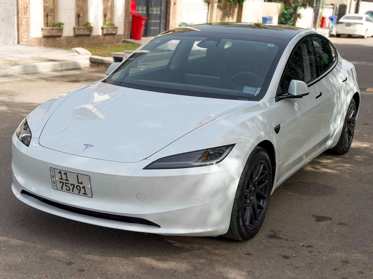 Tesla Model 3 Long Range ( 570 Km )
الموديل:- 2025
العداد:- 4.000Mile شبه زيرو

حادث السيارة:- حادث جانبي 
- صبغ قطعتين
وبيها مكانين تصليحيتين صغيرة
وبارد بالصندوق بمكان الرقم الخلفي

صور الحادث مرفقة

سنكل موتور لونك رينج
أعلى كيلو متر بالشحنة الوحدة
مقاعد تدفئة + تبريد
شاشة خلفية
انارة محيطية 
أون لاين + أخر تحديث
مربوطة فون كي

رقم بغداد بأسمي تحويل مباشر
موقع السيارة بغداد الاعظمية 
السعر 20.800$ مجال جداً بسيط
***********
