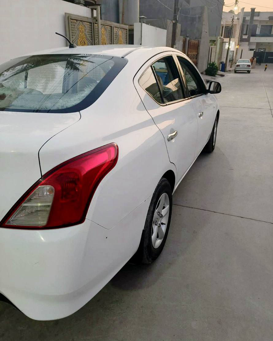 نيسان صني هندي موديل 2015 رقم سليمانية 
بطاقه بنزين موجود 
بيه  بارد بجاملغ خلفي قبغ بنزين شبر طرف السايق
وامامي جامرلغ اقل من شبر بارد فقط  سياره بدون صبغ  وبدون حالوب ورصعاد ماشية 172 الف كيلو  محرك تبريد مكفول كفالة عامه شرط تحويل 
سنويه لحد 2027 
سيارة مال بيت 
مكاني طوز خورماتو 
سعر .97 
رقم موبايل.
***********
