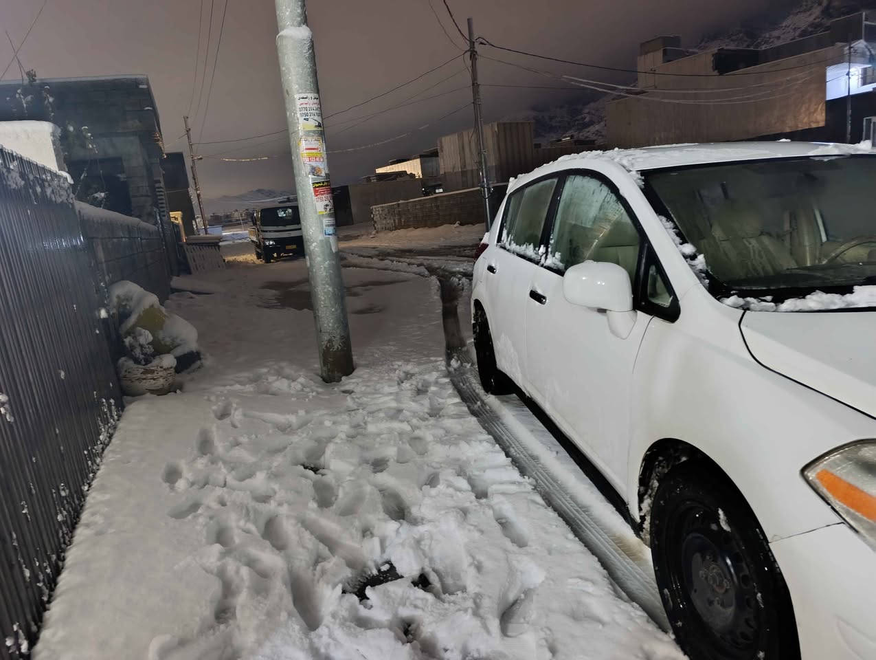 نیسان ڤێرسا سپی ناوزەرد 2011 
سەنەوی و رەقەمی نوێیە تا 27 مانگی 7 سالی 2027
تایەوپاتری نوێیە 
دوپارچە بۆیاخی هەیە چەمەڵاغ و بۆنیت بەبێ ناو 
گۆرینەوەش دەکەم ،
تێبینی مەکینەی رۆن سەرف دەکات 
سەیارەکە لەڕانیەیە 
کۆتا نرخی 88گەڵایە 
*********** رانية, السليمانية
