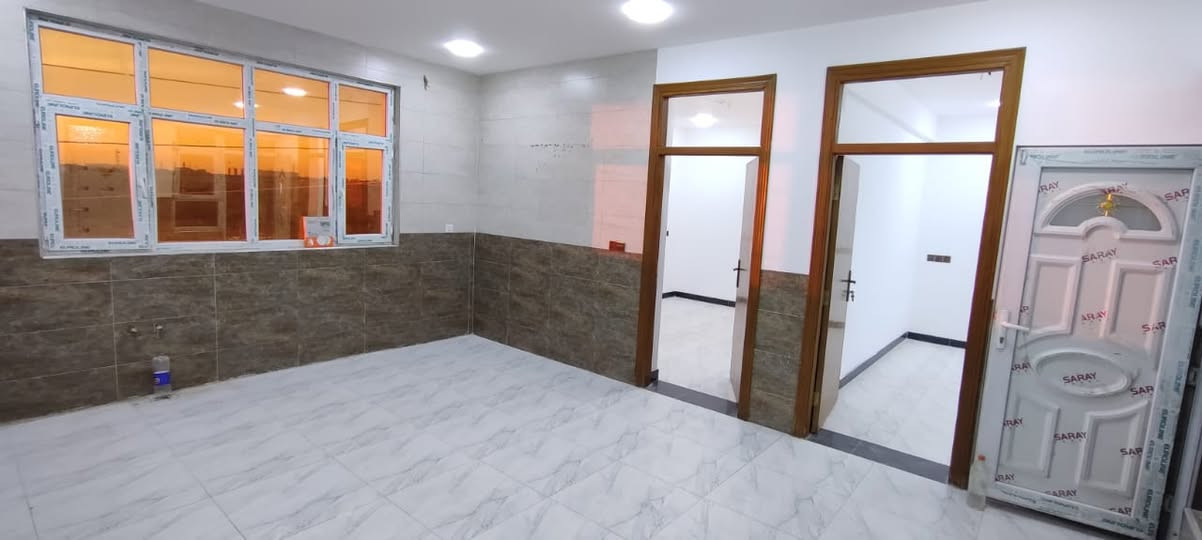 السلام عليكم

شقة للايجار 72م طابق اول (الأرضي محلات) تتكون من صالة وغرفتين نفس الحجم ومنور يصلح ان يكون مطبخ زغير سكن لعوائل فقط والموقع في الددوره حي دجلة  المربع الذهبي شارع تشرين مقابل سريع دورة-يوسفية

للاستفسار الرجاء ترك رسالة عالواتساب واني ارجع اخابركم

***********

[https://maps.app.goo.gl/wTkeV1RUBJ2J1FzB8](https://maps.app.goo.gl/wTkeV1RUBJ2J1FzB8)
