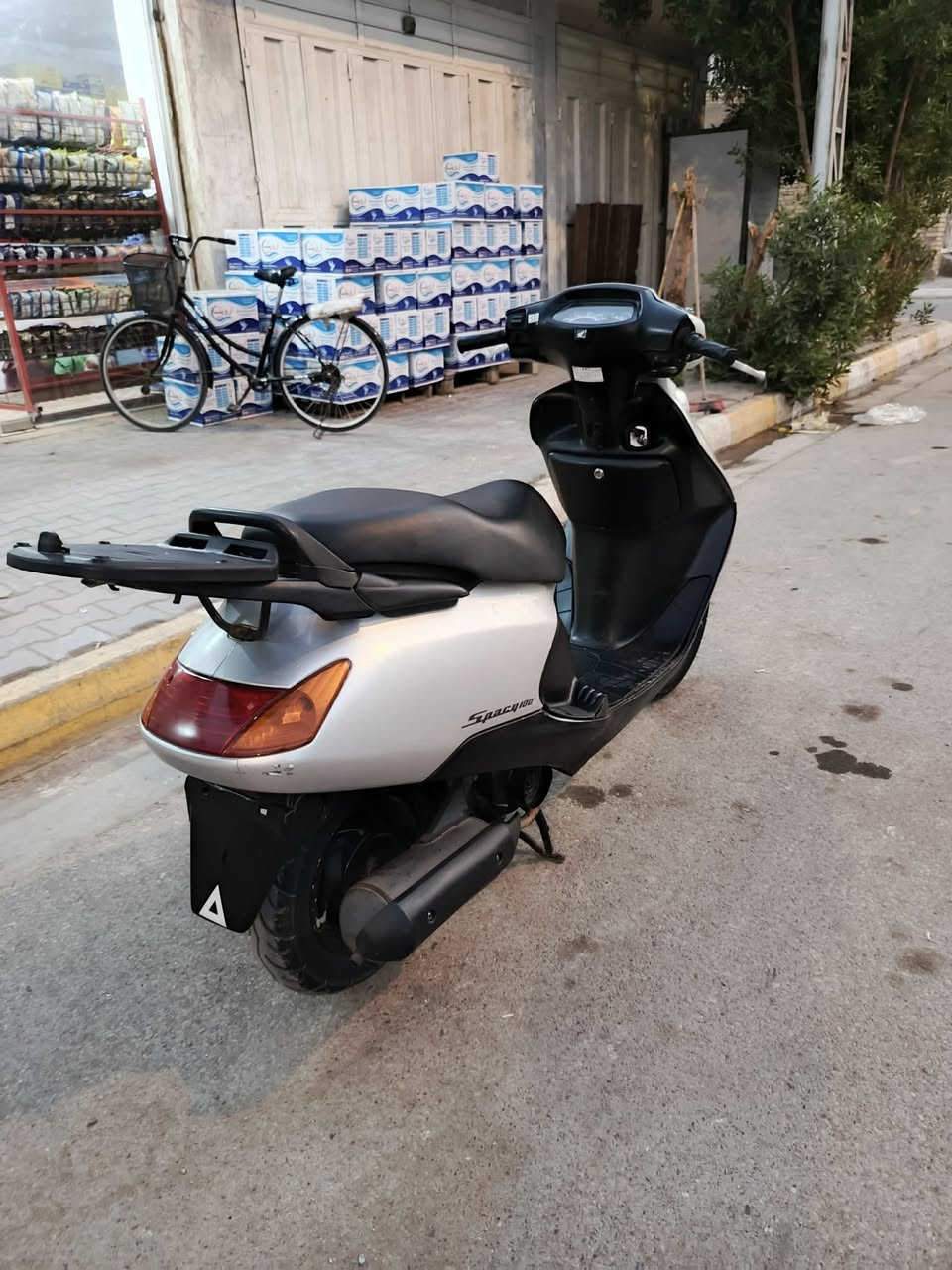 السلام عليكم دراجه سبيسي ماصاله شهر طالعه من رمبه  دراجه نضيف تعال وشوف بعنيك دراجه ماشيه 14الف  صوت ناعم مال مكينه دراجه كفاله….  الاستفسار ***********
