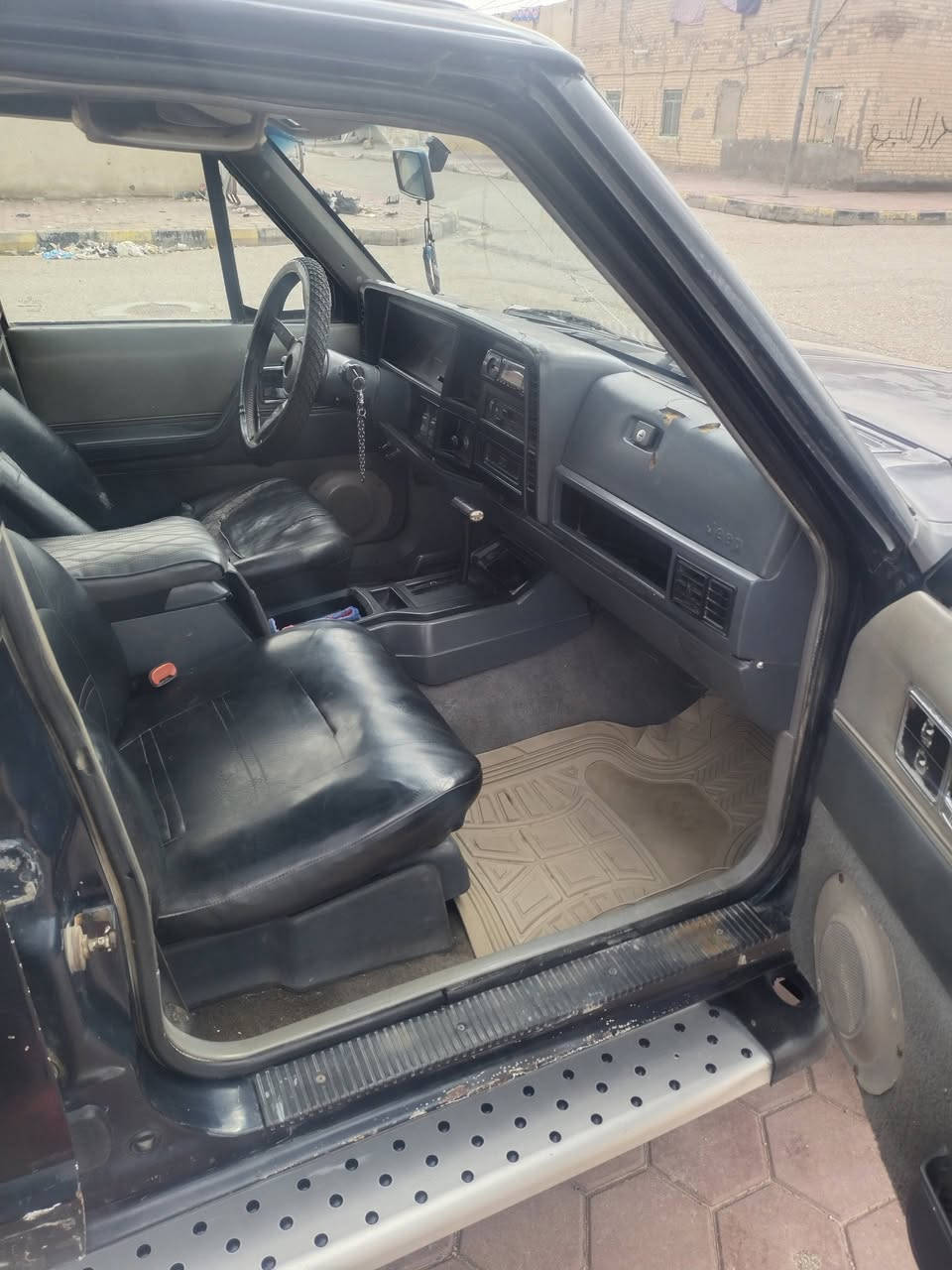 السلام عليكم للبيع جيب شيروكي موديل 92 رقم بغداد تحويل سنويه جديده لحد 30 مكينه وكير  بطه ثنين ونص جدد كهربائيات شغاله باتري جديد تخم تاير سياره جاهزه مابيهه نقص ترايك للبصره السعر 38وبيهه مجال قليل العنوان واسط قضاء الاحرار  الاستفسار اتصل على الرقم ***********
