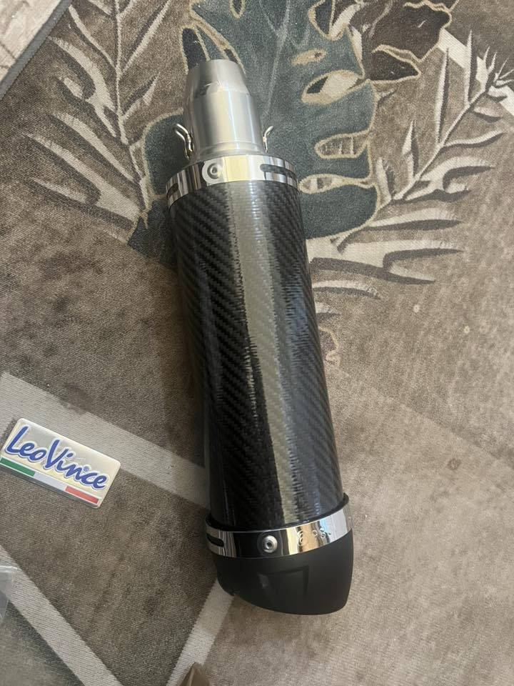 سلام عليكم
صالنصة كاربون فايبر 
جديدة  كارتون مامشدودة ولا مرة 
مع كافة الملحقات 
متوفر توصيل كافة المحافضات 
السعر النهائي 65 الف 
***********
