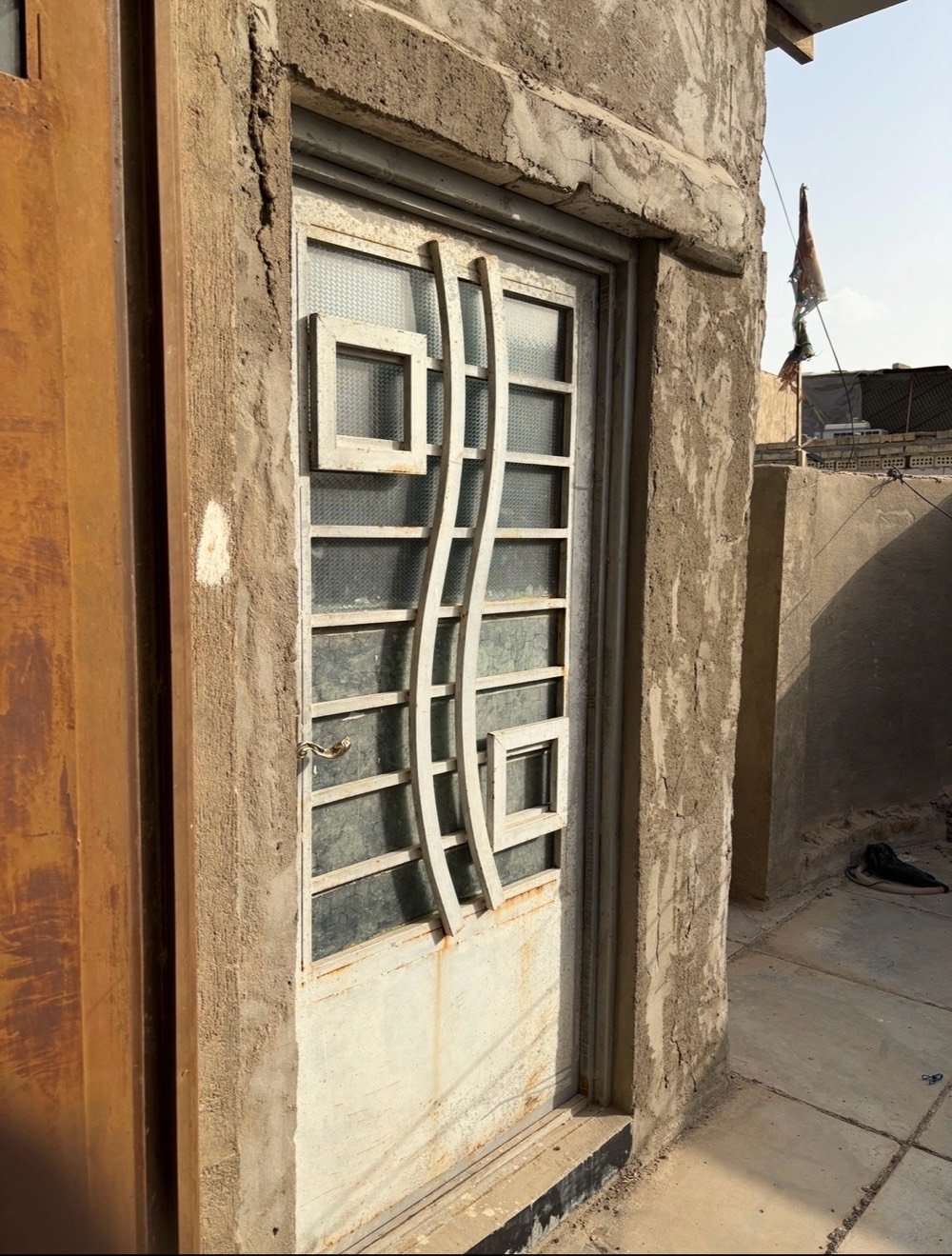 السلام عليكم 

بيت للبيع في كربلاء المقدسة 🏴
زراعي بستنة قرار 25 طابق ونص 

‎يتكون من : استقبال مع غرفتين نوم غرفة في الطابق الاول وغرفة في الطابق الثاني وصالة ومطبخ وصحيات ومخزن.

مساحة وواجهه البيت :  8.5*11.5 
100 متر

بناء البيت طابوك والارضية جرانيت

الموقع : كربلاء طريق الحر فرع ابو الدهن يبعد عن الشارع العام 600 متر (طريق الكوسترات الى الامام) ويبعد عن مرقد الحر كيلو ونص

السعر : 75 وبيه مجال بسيط


للاستفسار الاتصال على :  
***********
او ارسال رسالة واتساب على : ***********