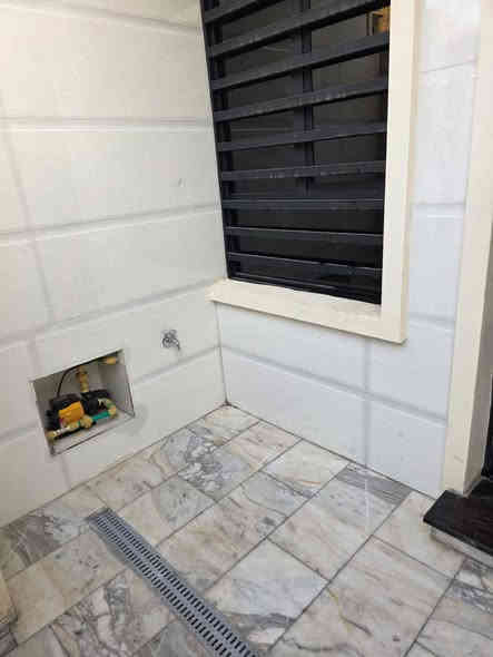 مشتمل للبيع مساحه 68م واجهة 3 نزال 22 ونص ثلاث غرف نوم واستقبال وحولي وخدمات فوق وجوه وبيتونه كبيره درج مرمر ارضيه مرمر العنوان الشعب حي التجار الاولى مقابل الجندي الباسل للاستفسار  ***********
