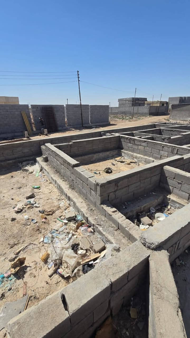 قطعه أرض المساحة 300متر ركن وبيه بتلو شغل درجه اولى يتكون من غرفتين ودواني وصاله ومطبخ كراج صحيات خارج وداخل مناور العنوان بصره أبي الخصيب العوجه قريب شارع فاو أو بنزين خانه مال عوجه  نوع العقار طابو مالك صرف زراعي عراقي وكاله مكاتبه ونسخه من الطابو السعر 35مليون وبيه مجال الاستفسار ***********
