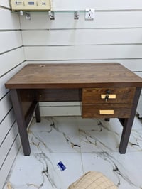 كرسي وميز للبيع الميز طوله متر سعرهن ١٤٠ العنوان بغداد المعامل الحسيني...