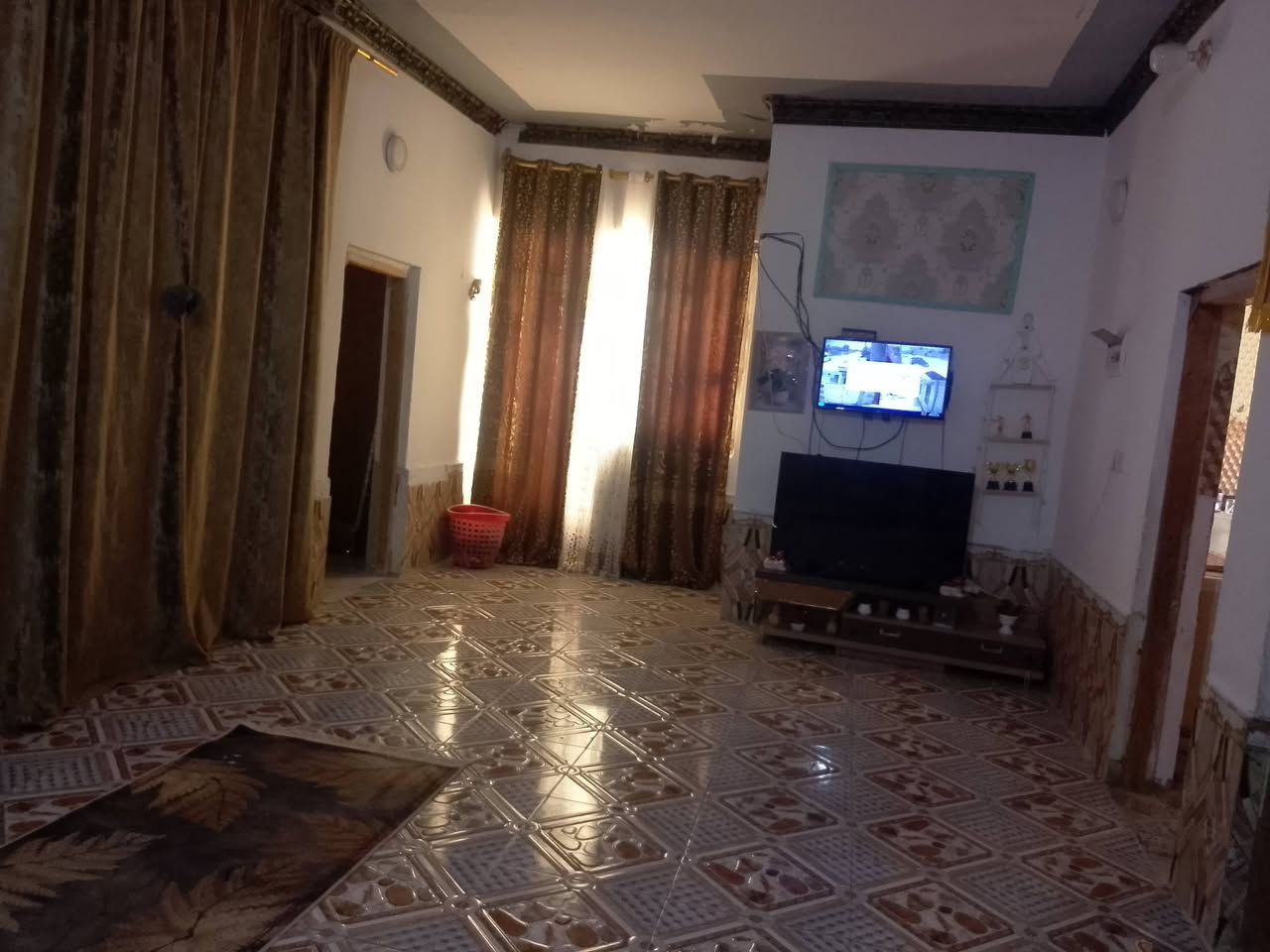 سلام عليكم بيت للبيع بكاع عامر المساحه ٣٥٠ غرف ٣ دوانيه ١١ صاله ٩ وبي مساحه كدامه الستفسار عله رقم ***********
