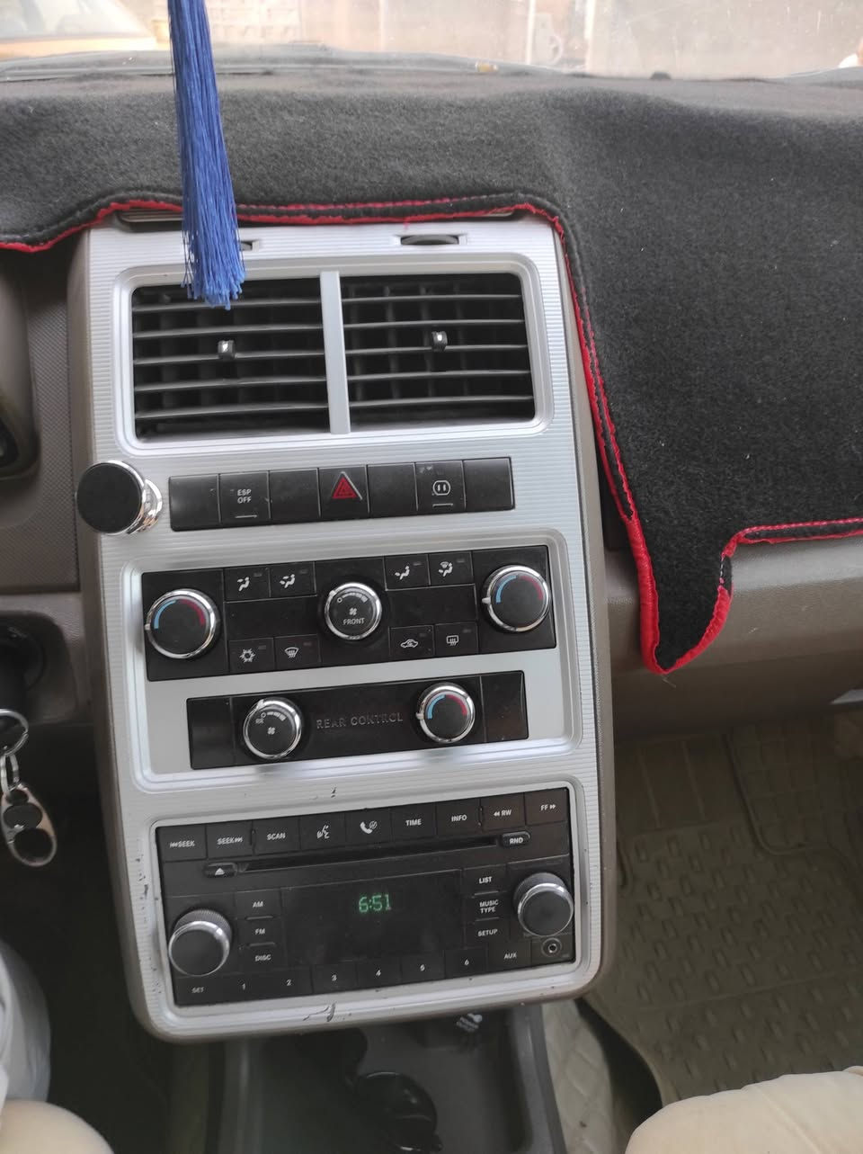 السلام عليكم سيارة جورني للبيع او المراوس موديل ٢٠٠٩ بيضاء اللون رقم بغداد صدامي حجم المحرك ٣٥٠٠ ستة اسلندر ثلاث قطع تبريد المحرك والكير جيدات تبريد شغال تدفئة شغالة تخم تاير جديد باتري جديد حدادية جديدة اليوم سويتها السيارة حاليا بالعمارة صارها سنتين عندي جناي السعر ٧٥ وبية مجال للستفسارة لاتصال على الرقم  *********** السيارة بيها سونار
