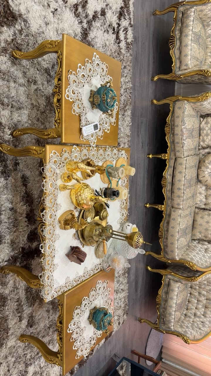 تخم راقي جدا متكون من قنفتين كبار واربع كراسي مع ميز وكراسي ستة مع طبلات وحده كبيره وثنين صغار 
مابي ولاشخط وبعده جديد ابيعه كلهن كاملات ب3 ملايين وبيهن مجال


**إذا كنت صاحب هذا الإعلان وتريد حذفه لأي سبب، رجاءا أرسل رسالة إلى الدعم الفني**