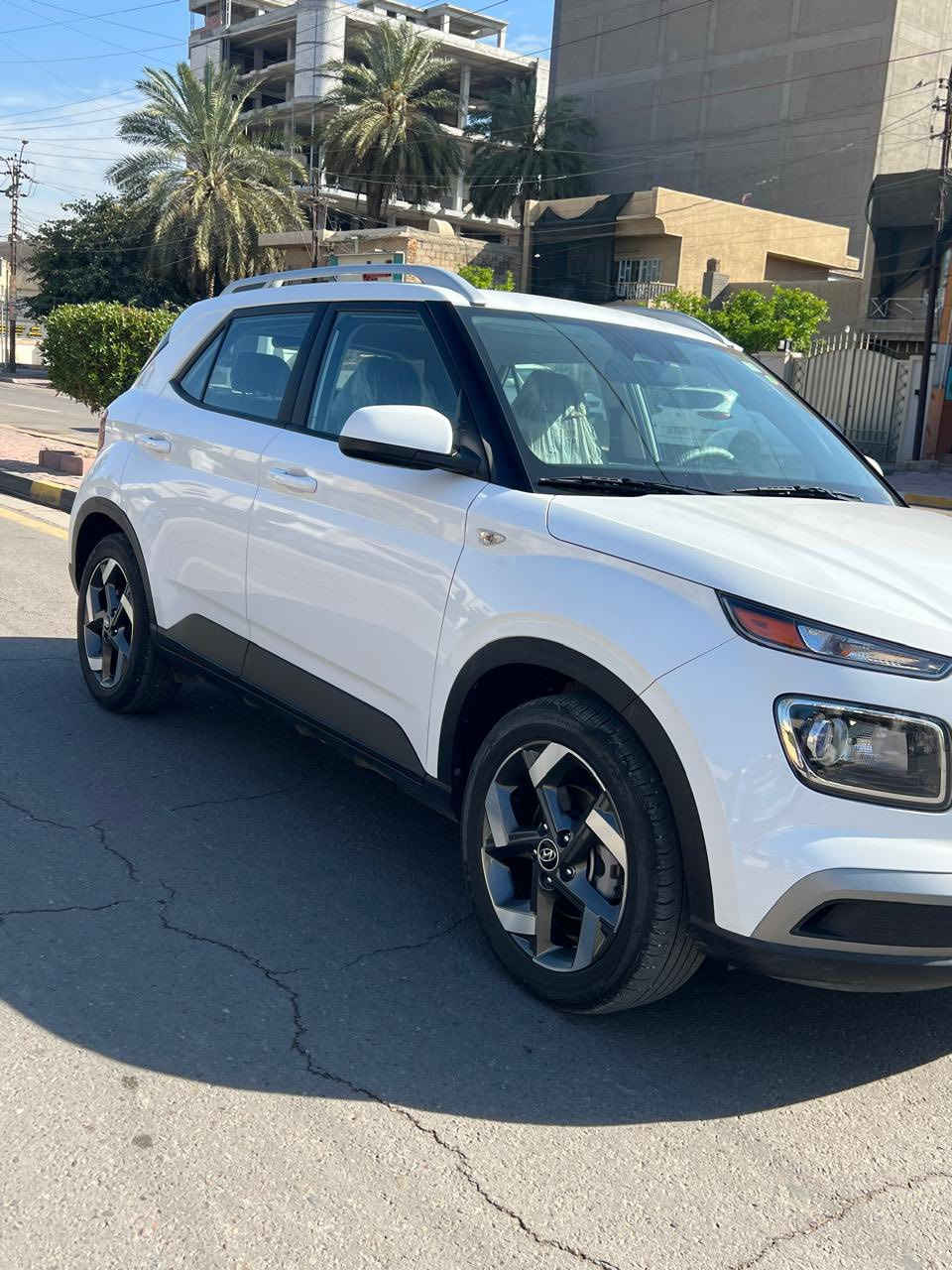 سلام عليكم 
كونا 23 سياره جديده بمعنه الكلمه
سياره بدون قطره صبغ بيها بابين مبدلات نفس الون 
سياره بدون ايرباك بدون دواخل 

سياره فول عدا البصمه 
-فتحه 
-داخل لونين 
-شاشه كبيره
-كامره دواره 
-فول تحكم ستيرن 
تحديد مسار 
وبعد بيها هواي مواصفات معروفه 
سياره ماشيه 23 الف 
بدون رقم المنفيس بسمي 
رايدها ب130 وبيها مجال 
مكاني بغداد صليخ ال600 
اي ستفسار ***********
