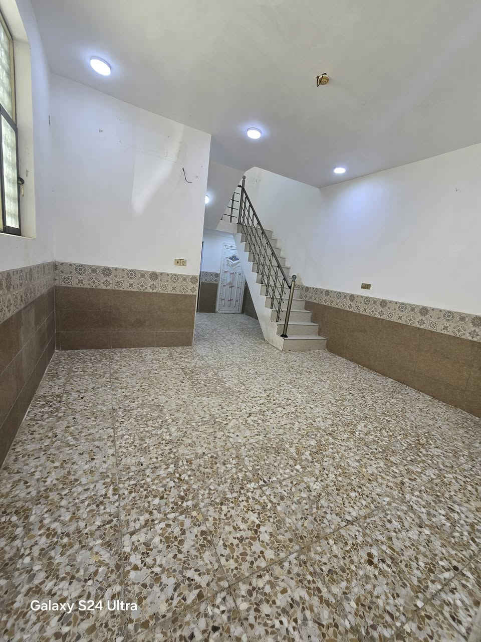 بيت لبيع بشارع المطار القديم المساحه ١٠٠متر كونكريت مسلح البناء طابوك يحتوي على غرفه وصاله ومطبخ وستقبال ومكشوفات٢ وصحيات وطارمه السعر ٤٥ وبي مجال بيت مكانه مرتب قريب على الشارع للستفسار *********** مكتب بركات ام البنين مقابيل شارع السبيس
