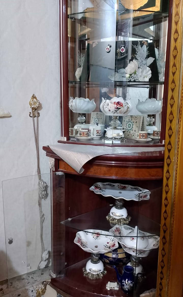 معرض خشبي عدد 2 الواحد يتكون من قطعتين 
سعر المعرض الواحد 150 الف Singapore


**إذا كنت صاحب هذا الإعلان وتريد حذفه لأي سبب، رجاءا أرسل رسالة إلى الدعم الفني**