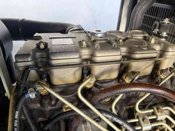 بيركنز انكليزي 4 سلندر بزونه كاتم
توليد لوري سومير 22KV
ساعات العمل 600 ساعة 
إربيل الصناعه الجنوبيه 
***********
