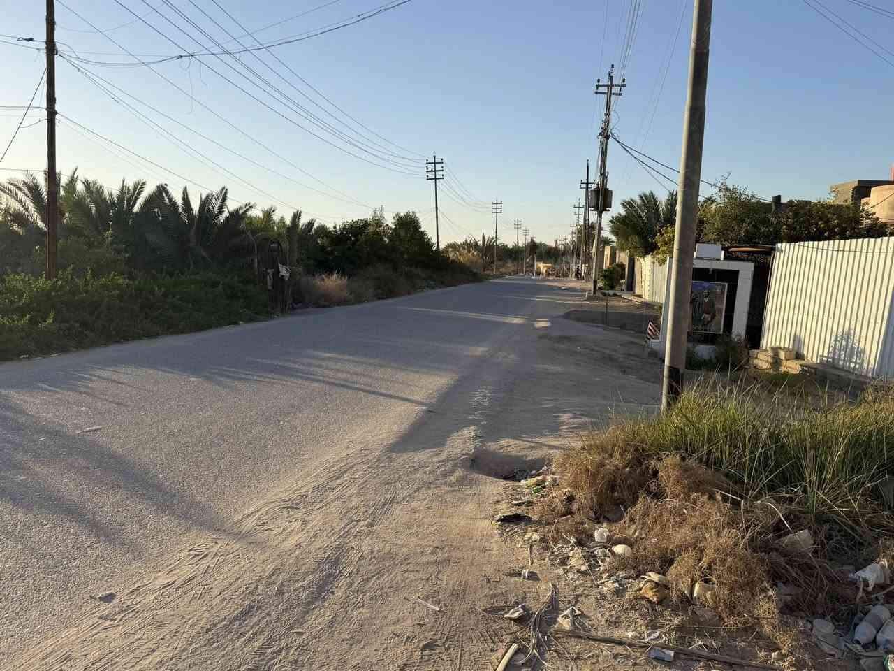 � فرصة مميزة
– هيكل مسقّف للبيع في ناحية العكيكة 🔥
📍 الموقع: على الشط مباشرة
📍 شارع عام (بندريات) – بستان الأستاذ هاني حمودي
📐 المساحة: 300 متر مربع

موقع مميز وإطلالة مباشرة على الشط، مناسب للسكن والاستثمار 👌

🏗 مواصفات البناء:

✔️ طابوق وصب كونكريتي متين
✔️ رباطات فوق الشبابيك + رفت أرضي
✔️ أبواب حديد وشبابيك مركبة
✔️ تأسيس كهرباء (بوريات مع تسليك كامل)
✔️ تأسيس ماء (بوريات جاهزة)
✔️ تربيع الأرضية بالطابوق

🏠 التقسيم:

 • ديوانية
 • هول
 • صالة
 • مطبخ
 • غرفتا نوم
 • مجمع صحيات داخلي
 • غرفة ماستر (سويت)
 • ارتداد متر ونصف
 • كراج سيارة
 • ساحة خارجية واسعة

العقار نظيف وموقعه حيوي وقريب من الخدمات، فرصة مناسبة لمن يريد يكمل تشطيب حسب ذوقه ✨

📞 للاستفسار والمشاهدة يرجى التواصل على الخاص
***********ازهر ابو على
