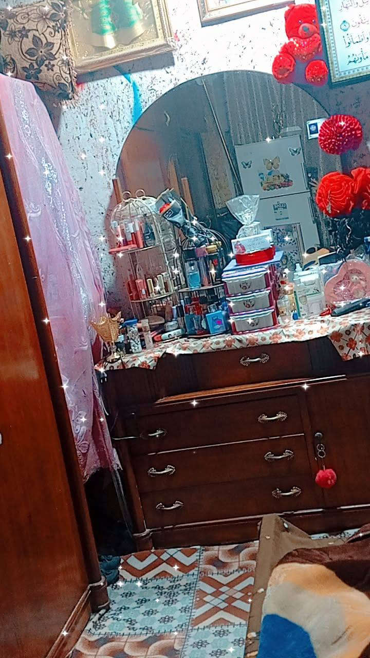 سلام عليكم غرفه طابقين للبيع كامله مكمله شوفت لعين مكان لقبله قفل مو مال مداهر ٨٠٠)***********
