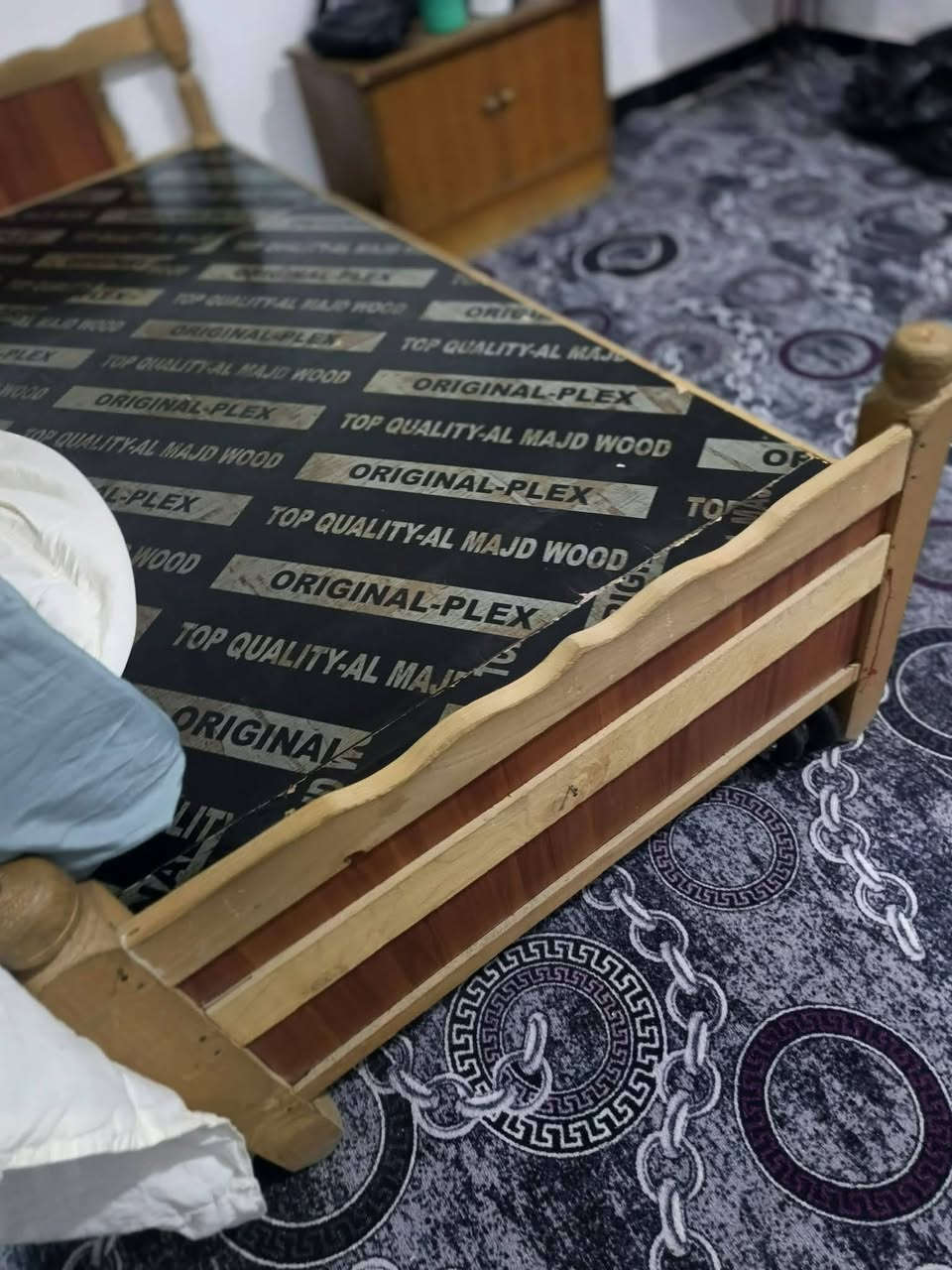 سلام عليكم بغداد الامين الثانية
سرير سنكل  عدد 2 +  الدوشك 
سعر الواحد ٣٥ 
ميز بلازمة عدد 2 
سعر الواحد 25
كوومدي عدد 2
سعر الواحد 15 
***********
