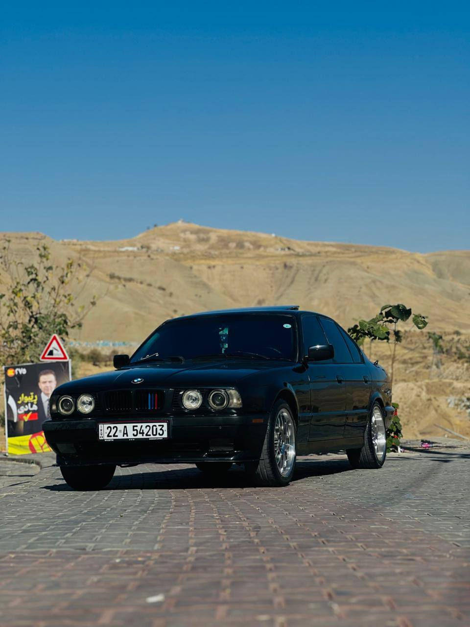 BMW
تەنها فرۆشتن
بیئێم ٥٢٥ی گێر عادی مۆدیل ١٩٩٢ چار جام کارابایی کورە کراوە لەسەر ساخەی سیارەکە بێ لێدرانە بەشەرت بەشەرتی ئەوەی یەک دنک خایەسی نیە لەسەر دەقی شەریکە ماوەتەوە
یەک دینار مەسرەفی تیا نیە
 سلایەتەو سیارەکە نمونەیە لە جوانی
تحویل غرامە بەشەرت 
76 و مجال
*********** أربيل, العراق
