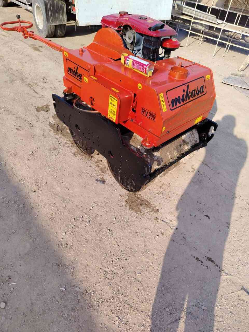 حادله يدويه نوع ميكاسه ياباني 
وزن 1.5طن ونص
محرك كاز  مسيبوشي ياباني البلادي 
قمجي جديد 
هزاز شغال فول 
طفايه حريق
عرض 85سنتيمتر 
جاهزه من كل النواحي 
مكاني الكوت واسط مركز المدينه اي استفسار اتصل بلرقام اثير ***********//
اسيا ***********
