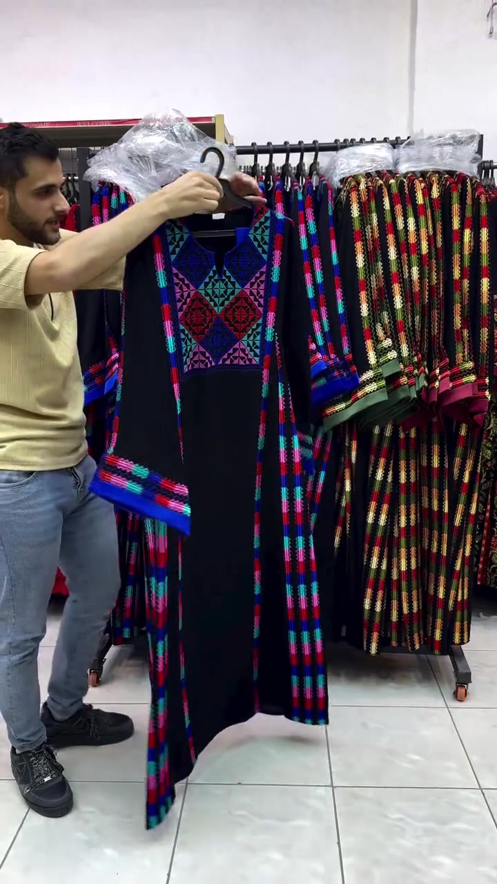 تألّقي بالهيبة الملكية.. ✨تكرار 
لأنّكِ تبحثين عن التميّز في كل حضور، نقدم لكِ قطعة فريدة تجمع بين دقة التصميم وعراقة المظهر. ثوب ملكي بتفاصيل غنية، صُمم ليمنحكِ إطلالة ساحرة تفيض بالرقي.
كل تفصيل في هذا الثوب مدروس ليعكس ذوقكِ الرفيع، مع قماش فاخر وجودة تليق بمناسباتكِ السعيدة.
ما يميزنا:
• 💎 تصميم ملكي: تفاصيل تخطف الأنظار في كل زاوية.
• 👗 إتقان عالي: غرز دقيقة تبرز جمال التطريز.
• ✅ مقاسات كاملة: متوفر بجميع المقاسات لتناسب طلّتك.
📍 موقعنا: فرعنا الجديد - بجانب أحذية العراب.
🚗 خدمة التوصيل: نصلكِ أينما كنتِ في كافة مدن المملكة.
📲 للحجز والاستفسار عبر الواتساب:❤️٠٧٨٨٦٦٣٨٦٠❤️


**إذا كنت صاحب هذا الإعلان وتريد حذفه لأي سبب، رجاءا أرسل رسالة إلى الدعم الفني**