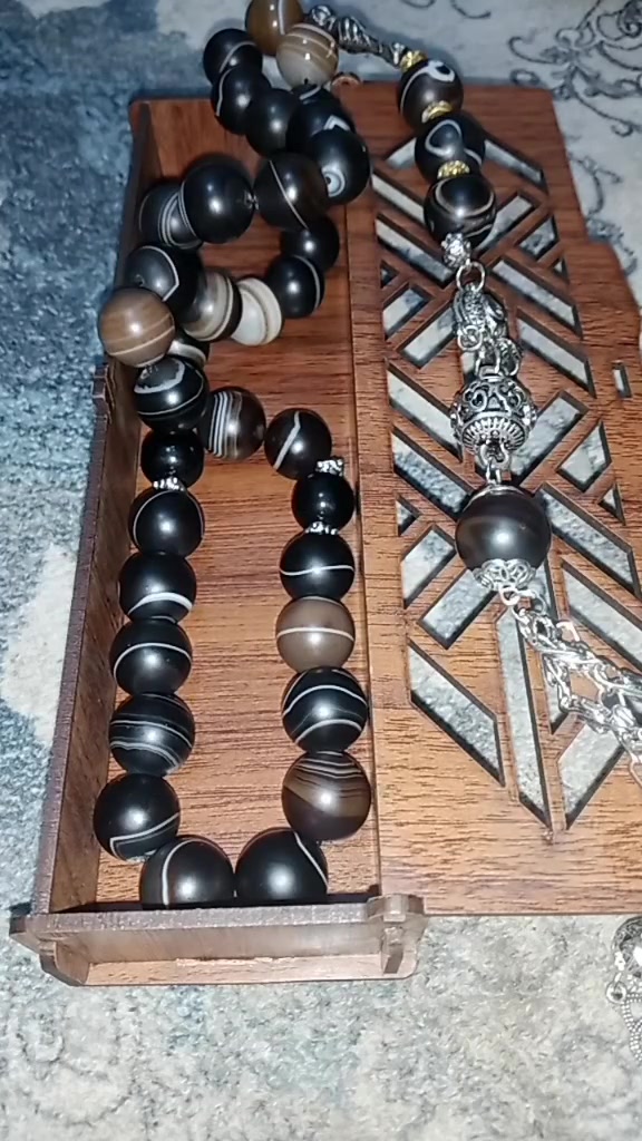 ❤️ اللهم صل على محمد وال ❤️

مسبحة ملكيه نوادر  حجر الجزع الحبشي الاصيل مطعم بحجر الجزع اليماني الاصيل والفواصل تطعيم حجر عقيق شفه عبد ذمه عدد الحبات 33 حبه مع ثلاث حبات بالمئذنه وحبه واحده بالكركوش ..حجم الحبة 16 ملم
الوزن 294 غرام صافي وزن ثقيل جدا كركوش
انتيمون 3 دروب...... 🥀👉

السعر النهائي 250 مع التوصيل قفل 
غير قابل للتفاوض والعملة 🥀


**إذا كنت صاحب هذا الإعلان وتريد حذفه لأي سبب، رجاءا أرسل رسالة إلى الدعم الفني**