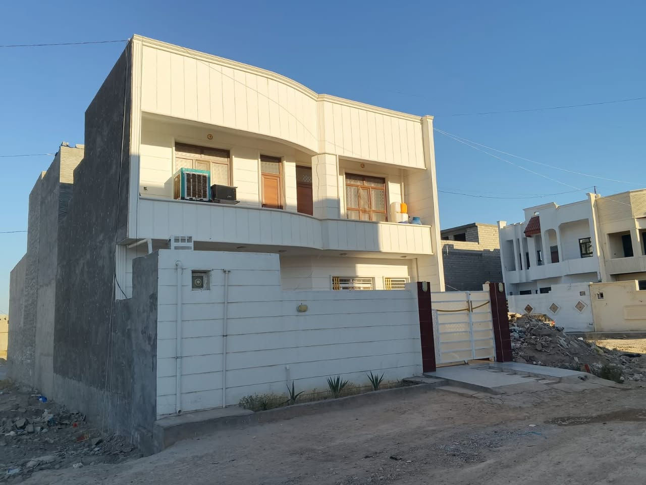 للبيع ١٠٠ مربع العنوان المربعةالثاني قرب جامع القهار وشارع ٣٠ رقم العقار ٢٤٨١ السعر ٨٣ وبي مجال بناء ٢٠٢٥ مؤجر حاليأ ٢٥٠ صار ٥ اشهر باقي التفاصيل الاستفسار ***********

