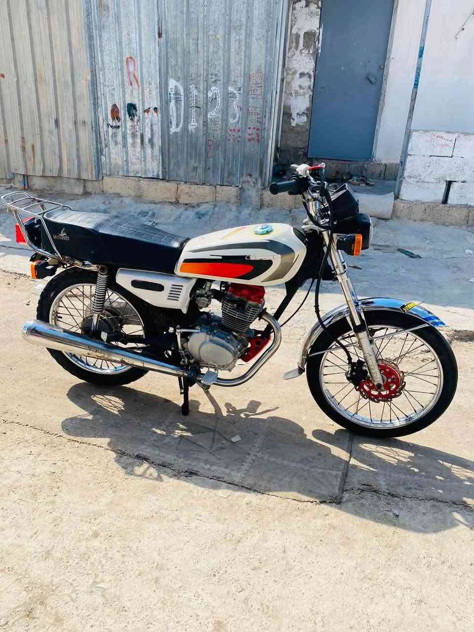 موتور للبيع نامي 4 جير ما بيها اي مشكله سعر 330بيها مجال.***********
