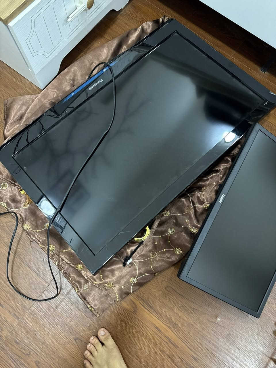 السلام عليكم شاشتين وحدة بانسونك ماعرف شنو مواصفاتها نظيفة نظافتها ١٠٠٪؜ والثانية مونيتور ٦٠ فريم مال بيسي وتفيد للكاميرات مال المراقبة رايدهن ب١٠٠ قفل متوفر توصيل لكل العراق *********** واتساب
