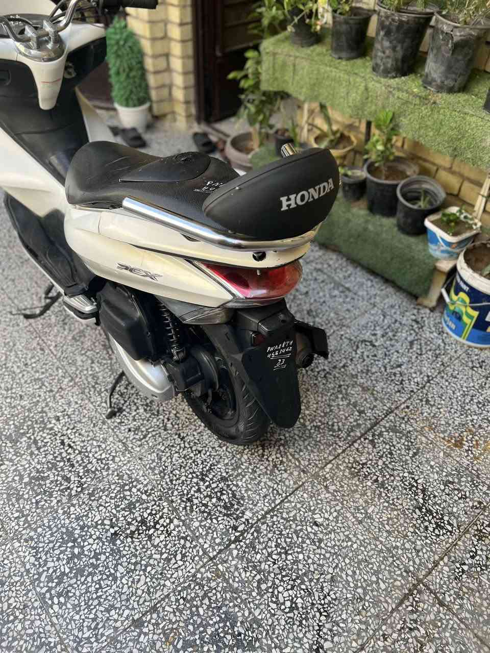 PCX جيل اول jf
بيها عطل فقط حساس حماوه وعداد البانزين شغلات بسيطه الدراجه مموكفتني تمشي كله بلاد بنزات جديده شادلها ودهن جديد دبلات بلاديه الدراجه ماعر بيها تجي تفحص وتاخذ الدراجه السعر مليون و200 وبيها مجال 
بغداد مدينه الصدر 
***********
