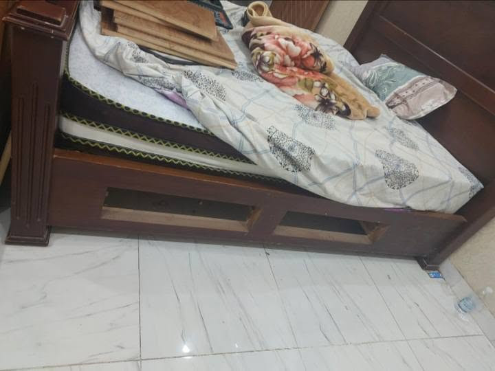 مرحبا للبيع غرفة نوم مكونة من (جرباية نفرين مع كنتور) خشب صاج طبيعي ثقيل تفصال درجة اولى استعمال قليل جداً وبحالة ممتازة ( نظيفة جداً ) السعر مليون وبيه مجال الشراي يتصل على الرقم ***********
