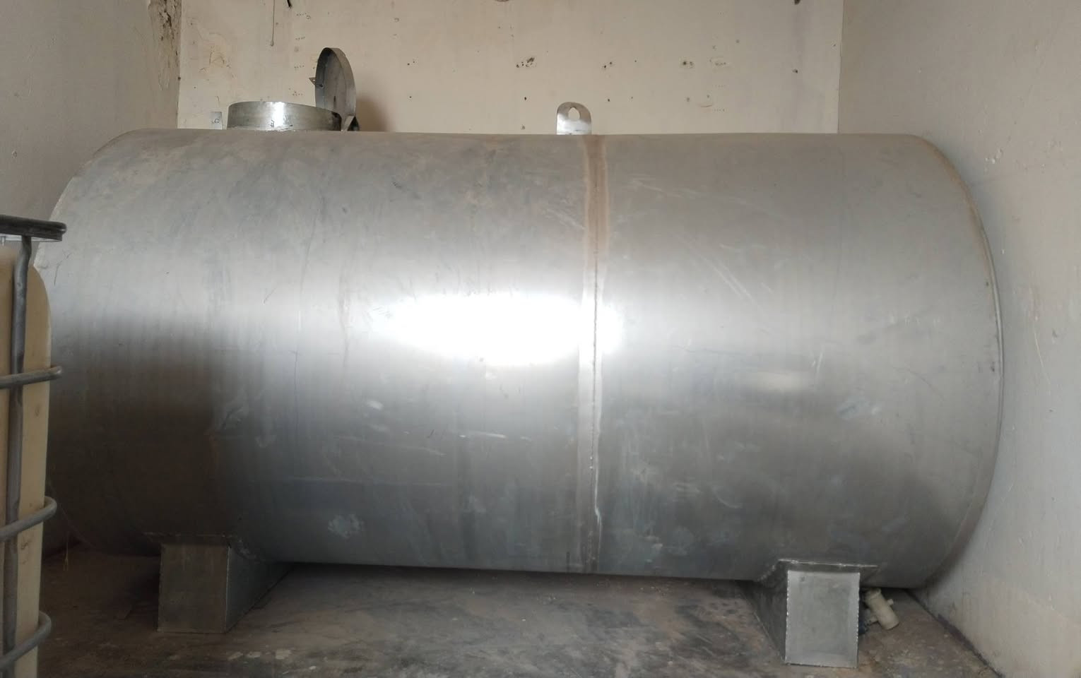 السلام عليكم تانكيات للبيع واحد 3000لتر والثاني 5000لتر درجه اولى مستعملات قليل تانكيات بلشرط بعدهن جدد للاستفسار الاتصال على ***********
