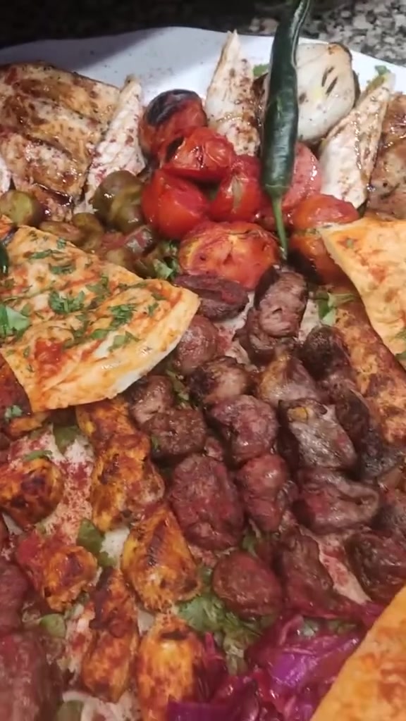 السلام عليكم طباخ شرقي وخلفه مشاوي متفرغ للعمل شغل مضبوط خبرة 8سنوات مشتغل مطاعم سياحية وشعبية ***********

