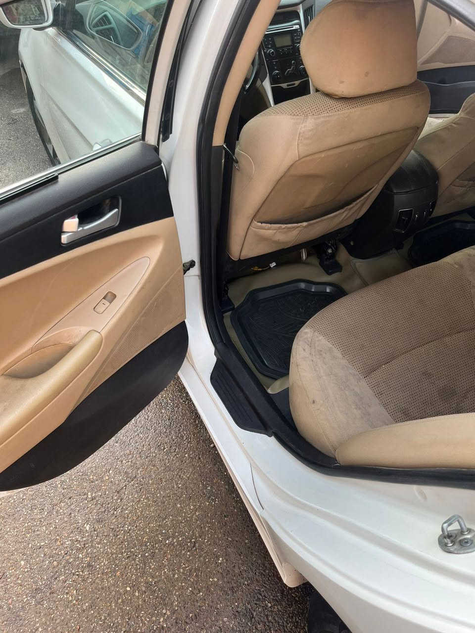 سوناتا خليجي موديل ٢٠١١ الشركه العامه تحكم ستيرين مري شفط حساس خلفي ماشيه ١٦٩ الف بلاديه السياره مكفول الكير والمحرك ماعدا ضربه بالجاملغ الخلفي وبيها ملاحضات ‬‏جدا بسيطه سعرها ١١٥ ورقه ... 
‏‪***********‬‏ موبايل
