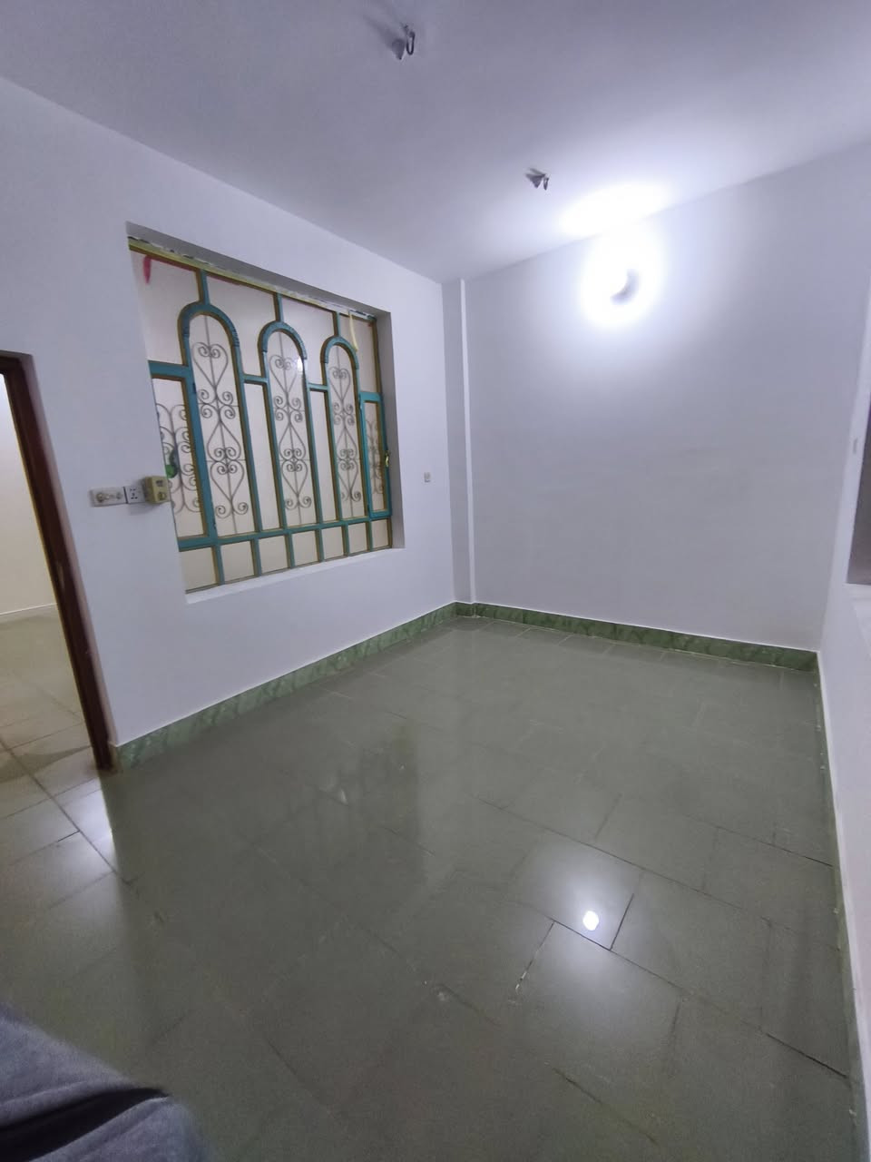 شقة للايجار مساحة 200
غرف نوم 2 وصالة واستقبال ومطبخ وصحيات وبلكونة 
قرب الكراج الموحد 
***********
